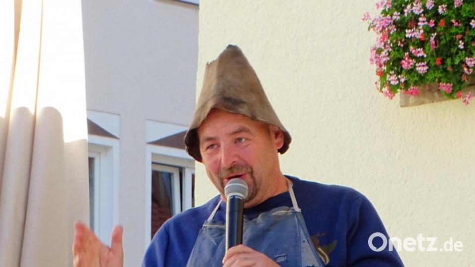 Einen hab' ich noch: Gstanzlsänger „Lucky“ brachte die Besucher mit seinen Witzen zum Lachen. Bild: Dobmeier