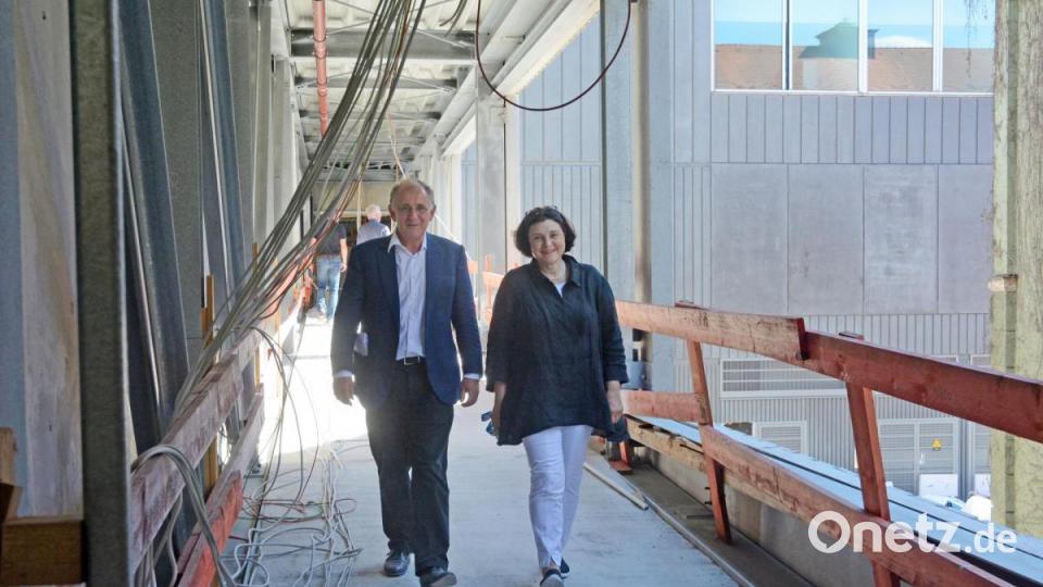 Fondara-Vorstand Thomas Schumacher und Centermanagerin Reinhild Holthaus gehen über die Brücke zum Parkhaus. Bild: Gabi Schönberger