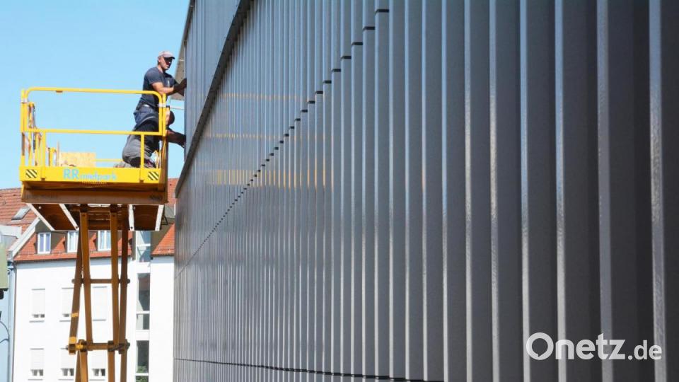 Die Arbeiten an der Fassade gehen weiter. Die letzten Stelen werden verbaut. Bild: Gabi Schönberger