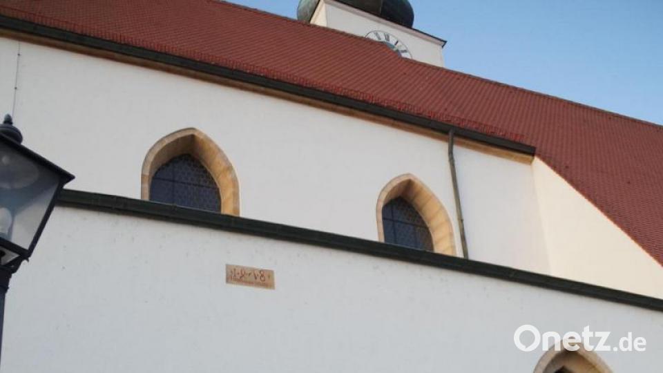 Otto Reimer ließ bei einer Führung die Geschichte der Stadtpfarrkirche St. Josef lebendig werden. Bild: weu