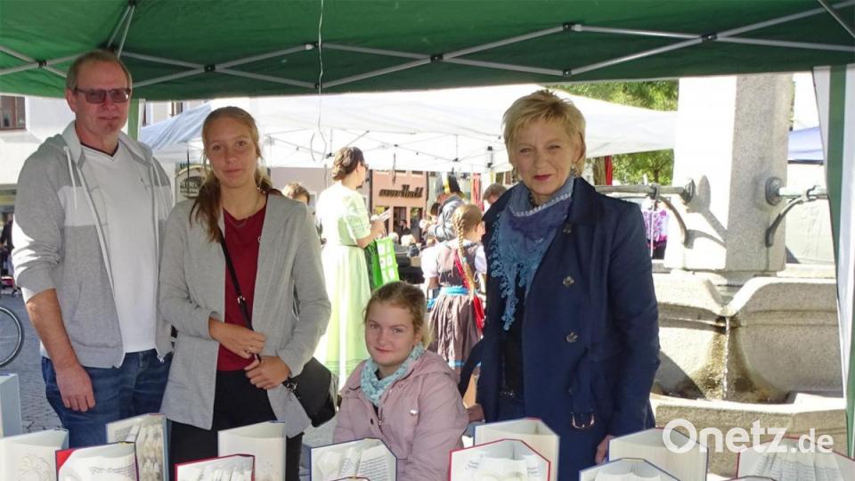 Buchfaltkunst von Gabriele Laurich (rechts). Bild: Dobmeier