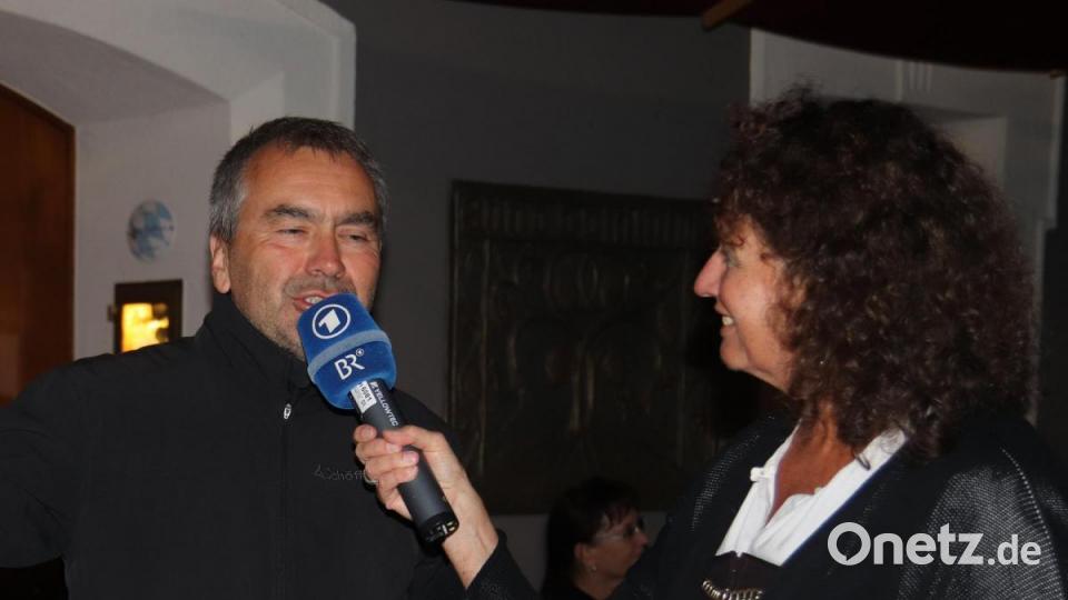 Evi Strehl nimmt das Rosenberger Kirwa-Lied auf. Bild: mfh