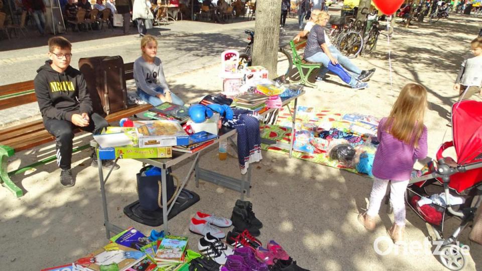Der Kinderflohmarkt diente der kleinen Kundschaft am Unteren Markt. Bild: Dobmeier