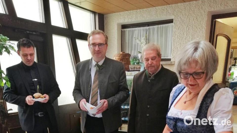 Die Teichgenossenschaft Oberpfalz eröffnete die Karpfensaison im Gasthaus Landhotel Holzwurm in Hohenirlach mit verschiedenen Karpfenvariationen. Inhaberin Erika Weiherer (rechts) stellte die Gerichte vor. Bild: anv