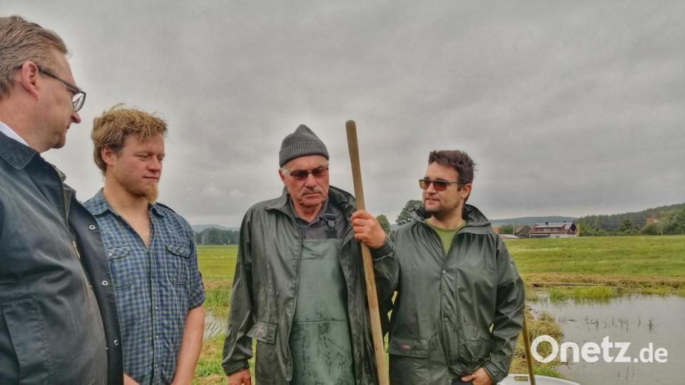 Landtagsmitglied Alexander Flierl und die Teichwirte Benjamin Steingl, Peter und Andreas Süß unterhalten sich über die Karpfensaison. Bild: anv
