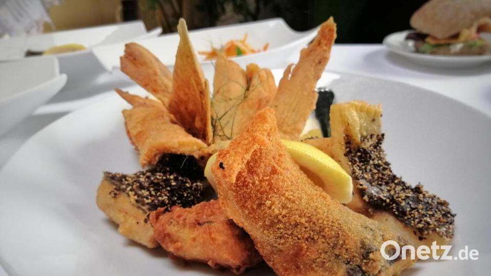Karpfen im Bierteigmantel. Die Teichgenossenschaft Oberpfalz eröffnete die Karpfensaison im Gasthaus Landhotel Holzwurm in Hohenirlach mit verschiedenen Karpfenvariationen. Bild: anv
