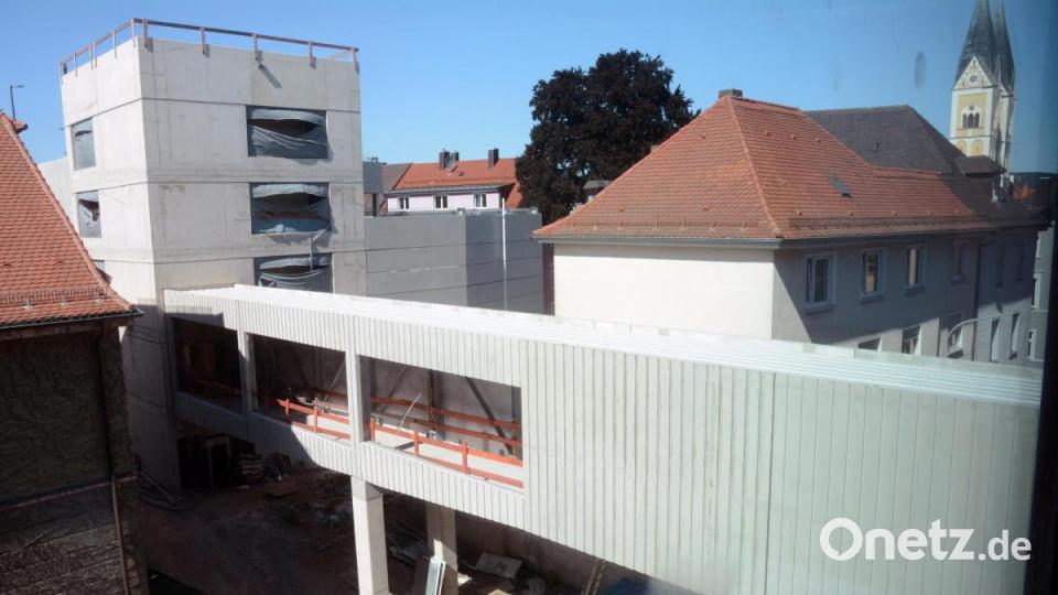 Vom NOC führt eine Brücke zum Parkhaus. Bild: Gabi Schönberger