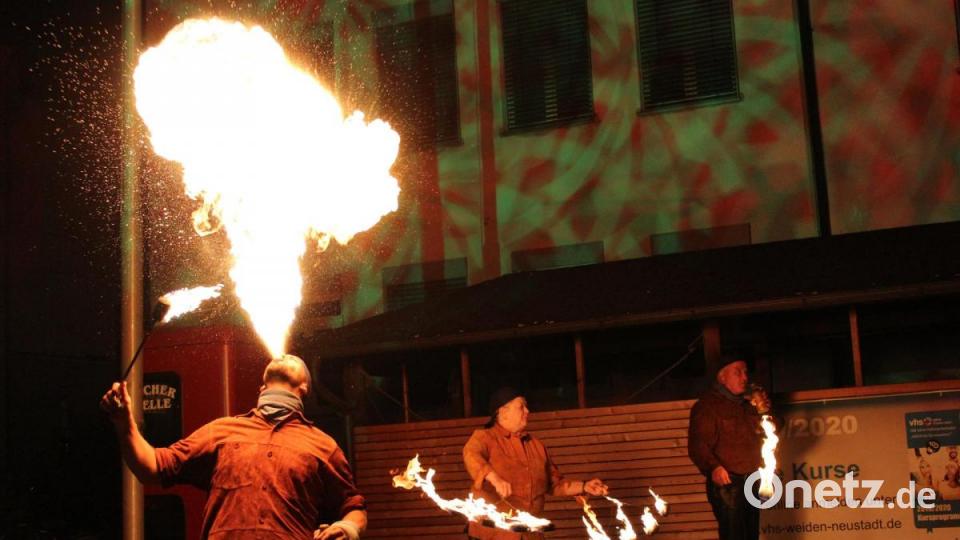 Heiß her geht es bei der &quot;Phoenix Feuershow&quot; der gleichnamigen Gruppe. Bild: men