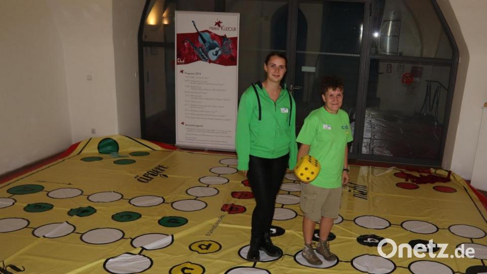 Das Mensch-ärgere-dich-nicht-Spiel für lebensgroße Spielfiguren war im Rathaus zu finden. Bild: mfh