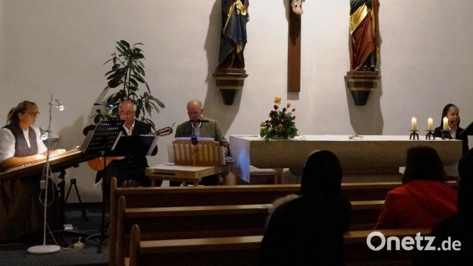 Theresia Gerhardinger stand in der Klosterkirche im Fokus. im Fokus. Die Beiträge wurden von der Neunburger Stubenmusi musikalisch begleitet. Bild: weu