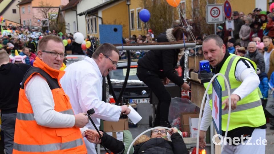Ob Dieselqualm oder Zigarettenrauch - auf der Vilsbrücke konnte man einer Showoperation von Dr. Beer zu diesem Thema beiwohnen. Bild: bö