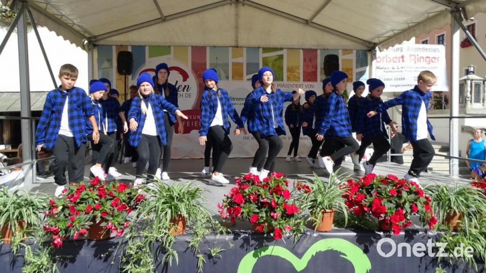 Mit Mütze und Rhythmus: die "DanceKids'". Bild: Dobmeier