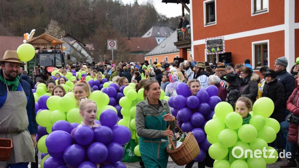 Es war farbenprächtig und originell - Luftballonstau am Dorfstachus. Bild: bö