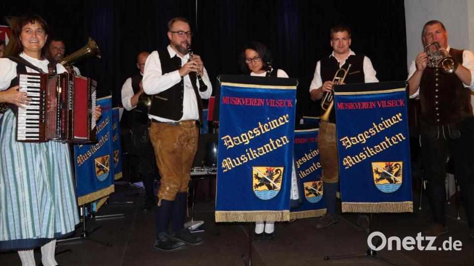 Die Birgländer Musikanten spielen im Seidel-Saal bei den Dagesteinern, die auch mal eine Pause benötigen. Bild: mfh