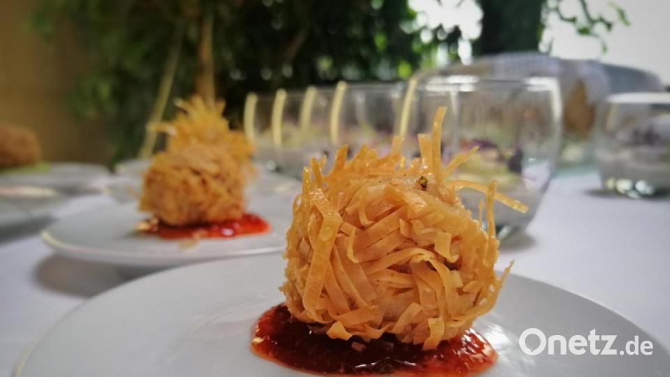 Eine Karpfenpraline als Vorspeise. Die Teichgenossenschaft Oberpfalz eröffnete die Karpfensaison im Gasthaus Landhotel Holzwurm in Hohenirlach mit verschiedenen Karpfenvariationen. Bild: anv