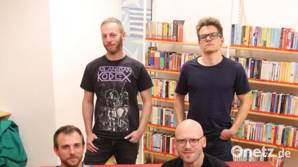 Schattenseiten, keine Lesung, sondern ein intermediales Ereignis: Sitzend der Vorleser Michael Schuster (links), daneben Tobias Sichelstiel. Stehend Verleger Mario Weiß (links), daneben der Musiker Matthias Sommer, von dem wir schon gespannt im November eine neue CD mit der Formation &quot;alles, meins, deins&quot; erwarten. Bild: mfh