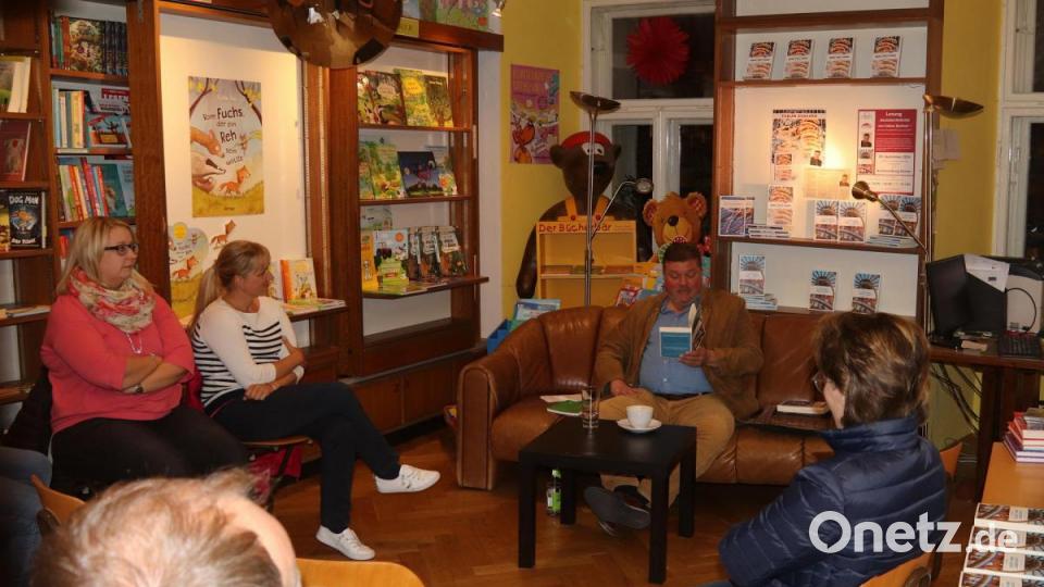 Vom Sofa aus schickte Autor Fabian Borkner in der Buchhandlung Dorner die Versicherungsdetektive Agathe Viersen und Gerhard Leitner in die Welt des Verbrechens. Bild: mfh