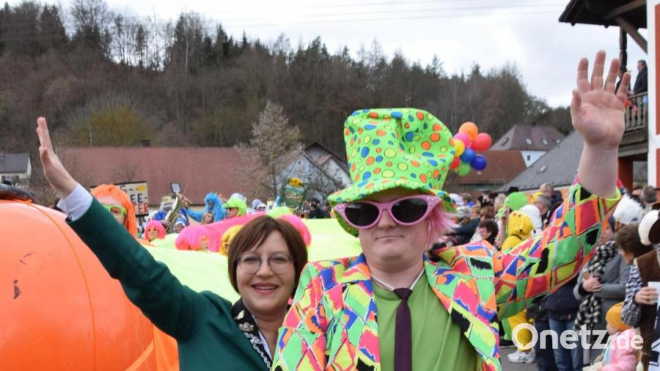 Angeführt wurde der 48. Dietldorfer Faschingszug der Neuzeit von Präsidentin Tammy Singer und ihrem Bonbonwerfer. Bild: bö