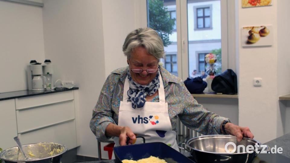 Gretl Leupold gibt seit über 30 Jahren Kochkurse an der VHS. Hier schmoren &quot;Hansgirgler&quot; in der Pfanne. Bild: men
