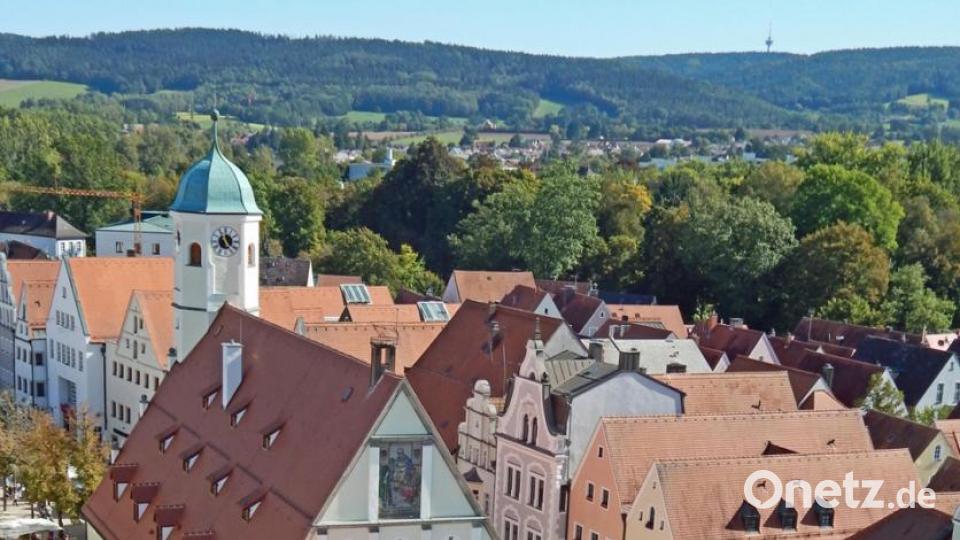 Blick bei der Turmbesteigung von St. Michael auf den Oberen Markt zum Frühschoppen. Bild: Dobmeier