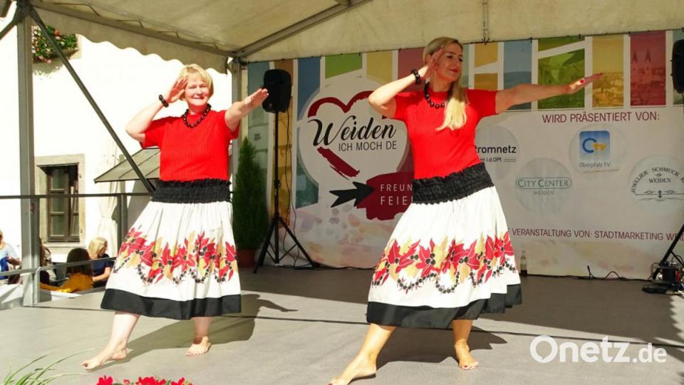 „Hula“ wie in Hawaii präsentierte die Tanzschule Vezard. Bild: Dobmeier