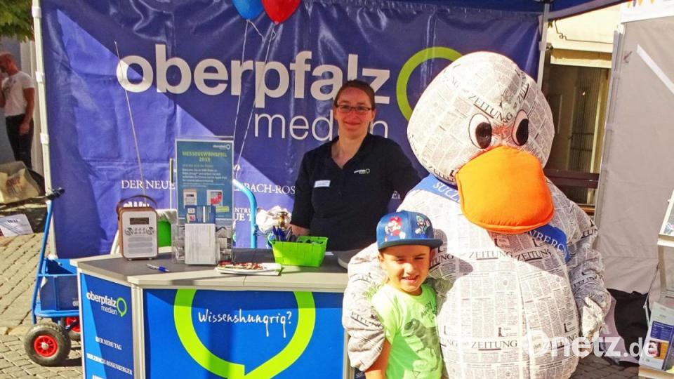 Paula Print, die Zeitungsente, fand am Stand von Oberpfalz-Medien schnell junge Freunde. Bild: Dobmeier
