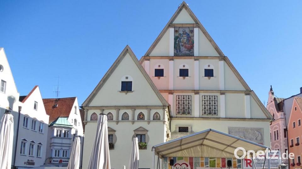 Zum Frühschoppen brauchten die Gäste noch ihre Jacken, aber gegen Mittag heizte die Sonne ein. Bild: Dobmeier