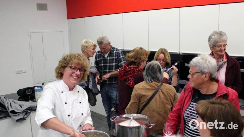 Petra Weismeier kocht &quot;Schwammerlbroih&quot; für die Besucher der &quot;Langen Nacht der Volkshochschulen&quot;. Bild: men