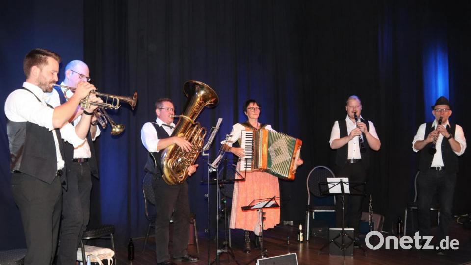 Die Alfelder Musikanten spielten im Capitol zum Tanz auf. Bild: mfh