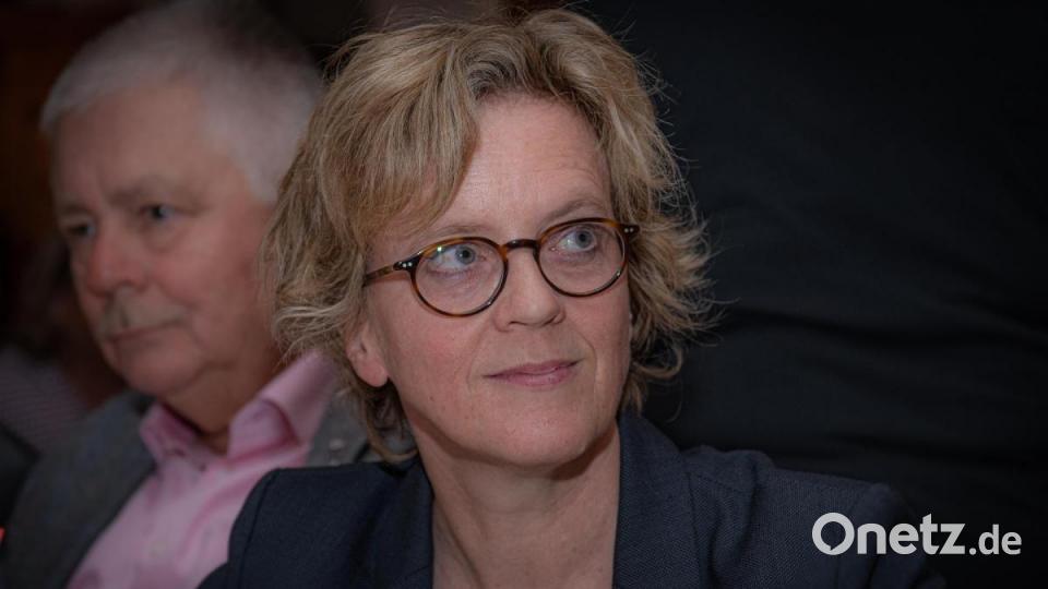 Natascha Kohnen hört ihren Vorrednern genau zu und greift Punkte von deren Rede in ihrer Ansprache auf (im Hintergrund Reinhold Strobl). Bild: chl