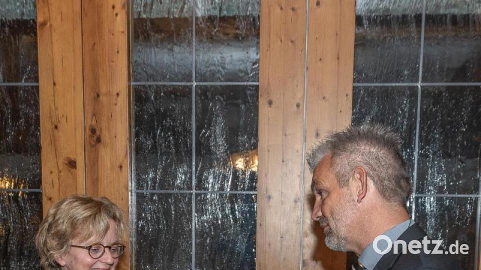 Natascha Kohnen darf die Veranstaltung natürlich nicht ohne ein Geschenk verlassen Bild: chl