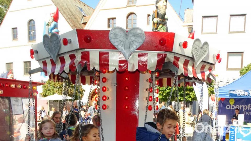 Spaß im Kinderkarussell. Bild: Dobmeier