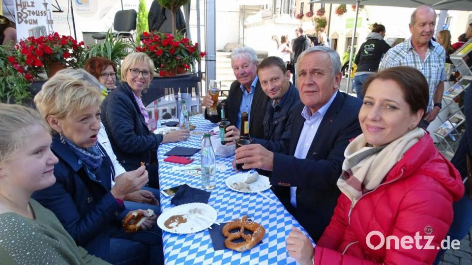 Mahlzeit: Kurz vor 12 Uhr genossen auch Stadträte, (von rechts) Andrea Schild-Janker vom Stadtmarketing-Verein und Oberbürgermeister Kurt Seggewiß den Weißwurstfrühschoppen. Bild: Dobmeier