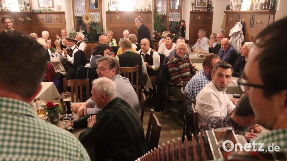 Die Roum Boum vor voller Gaststube beim Sperber. Bild: mfh