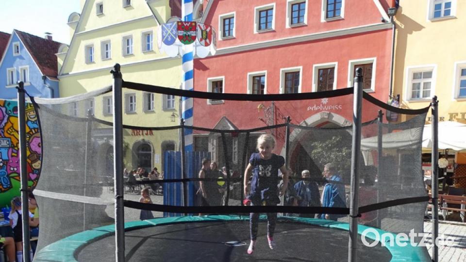 Hüpfen im Riesentrampolin auf dem Unteren Markt. Bild: Dobmeier