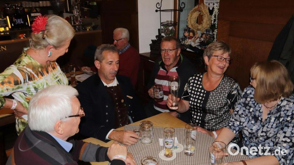 Beim Sperber singen auch mal die Gäste, wenn sich die Musiker einen Schluck genehmigen. Bild: mfh