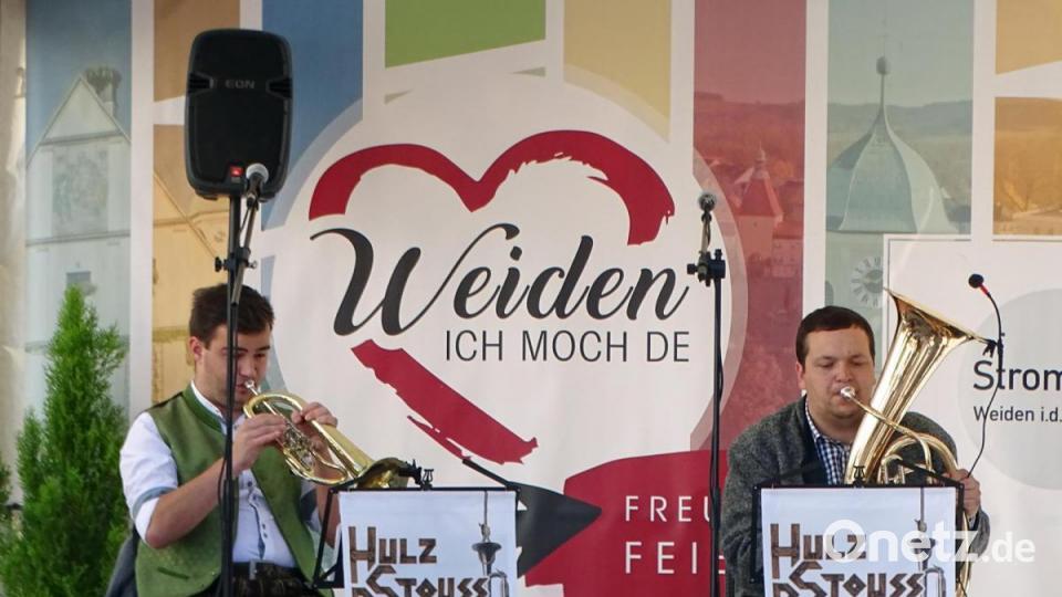 "Weiden ich moch de" mit zünftiger Blasmusik am Vormittag. Bild: Dobmeier