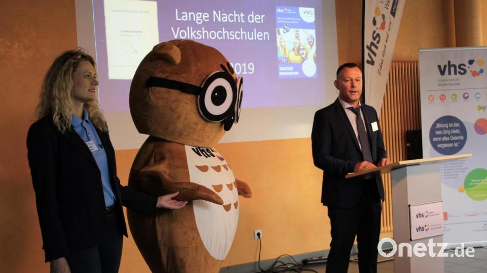 Der Geschäftsführer der Volkshochschule Weiden-Neustadt, Stefan Frischholz, begrüßt zusammen mit Anette Suttner, Leiterin der Marketing-Abteilung, und dem Maskottchen die Besucher der &quot;Langen Nacht der Volkshochschulen&quot;. Bild: men