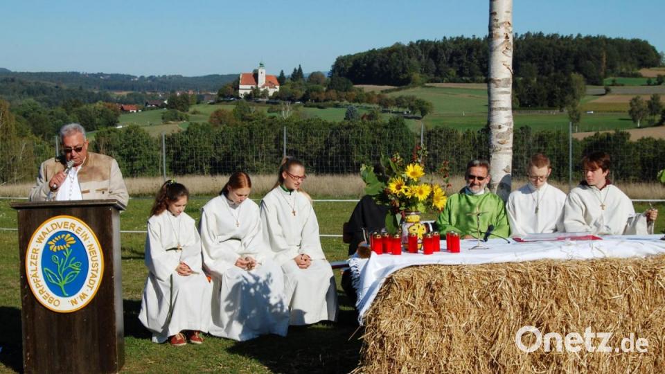 Bei herrlichem Spätsommerwetter mit stahlblauem Himmel und Sonnenschein feiert der OWV seine traditionelle Bergmesse in Harlesberg. Bild: sm