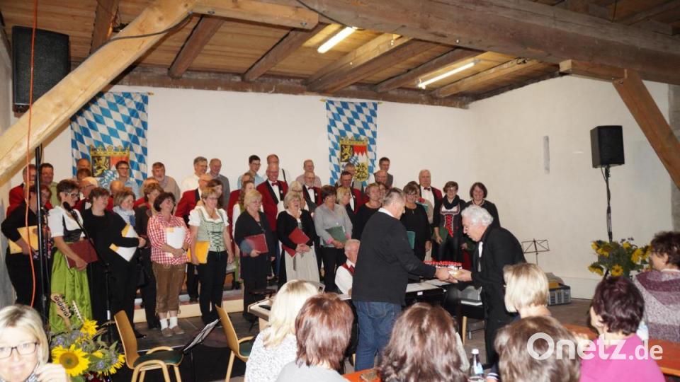 Schnapsrunde für die fleißigen Sänger aus den Händen von Zweitem Bürgermeister Wolfgang Niebauer. Bild: rkp