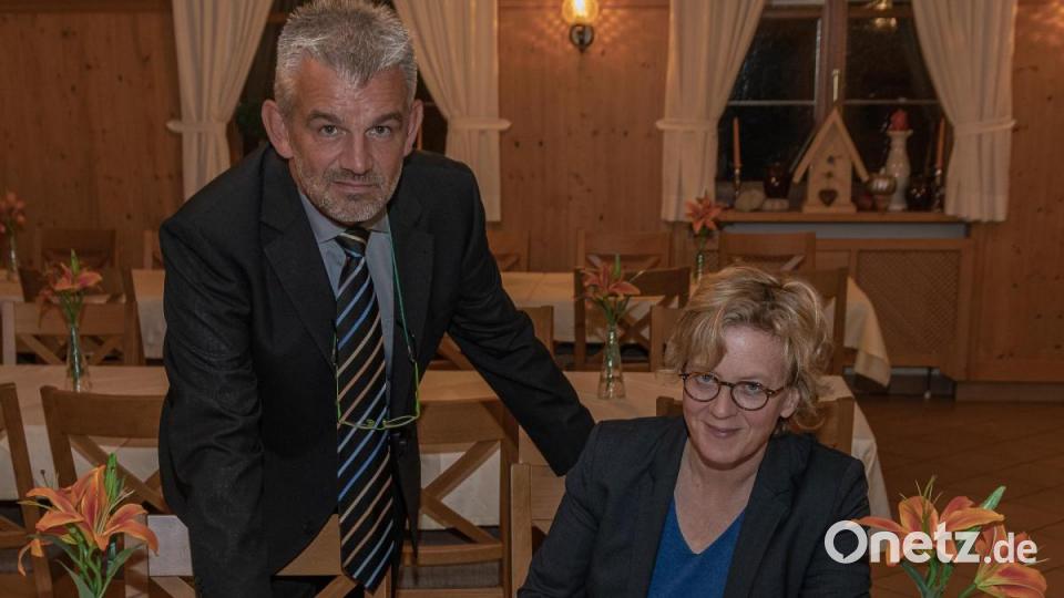 Ein Eintrag ins Goldene Buch der Gemeinde Poppenricht darf nicht fehlen. Bild: chl