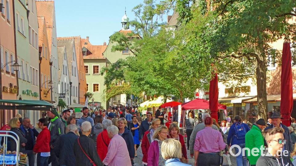 Dichtes Gedränge herrschte auch am Oberen Markt. Bild: Dobmeier