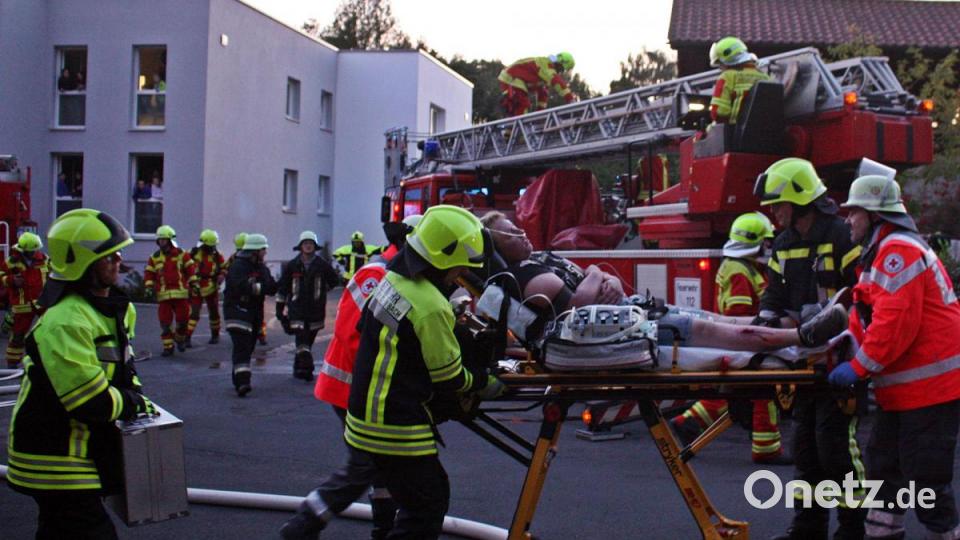 Großes Gewusel rund um das Haus St. Elisabeth. Dort üben 140 Aktive der Feuerwehr und des Rettungsdienstes den Ernstfall. Bild: zer