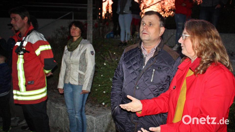 Bürgermeister Karlheinz Budnik und Kinderhaus-Leiterin Hannelore Haberzett beobachten die Übung. Bild: zer