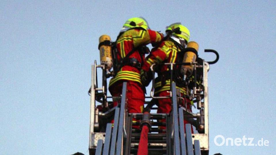 Die Schlauchleitung wird entlang der Drehleiter nach oben geführt. Bild: zer