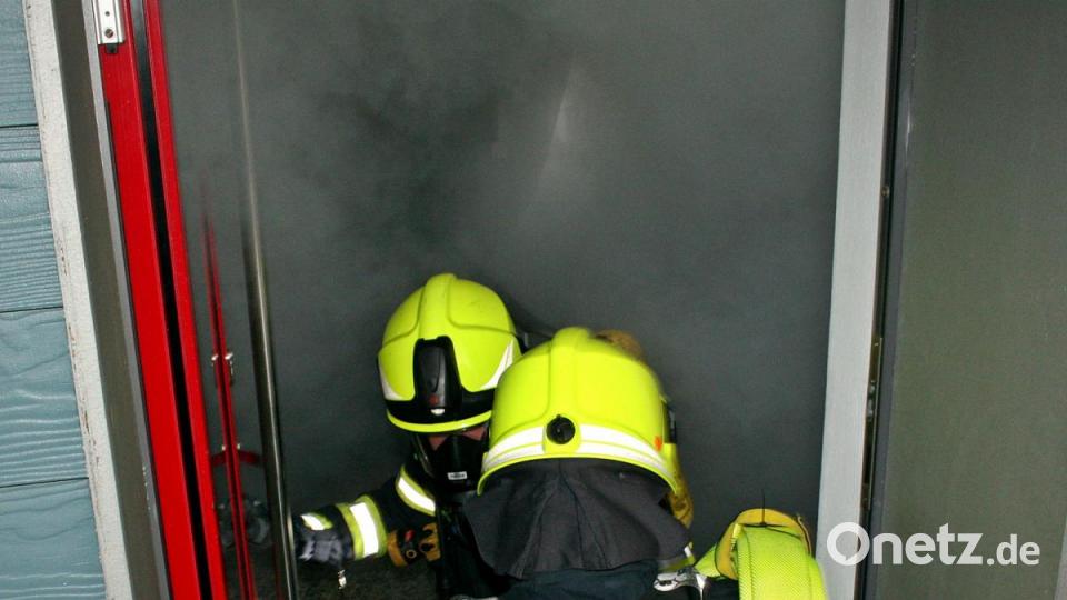 Die Atemschutzträger dringen in das mit Disco-Nebel verrauchte Haus ein, um die vermissten Jugendlichen zu suchen. Bild: zer