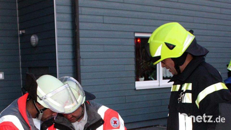 Feuerwehr und BRK kümmern sich um die aus dem Haus geretteten Jugendlichen. Bild: zer