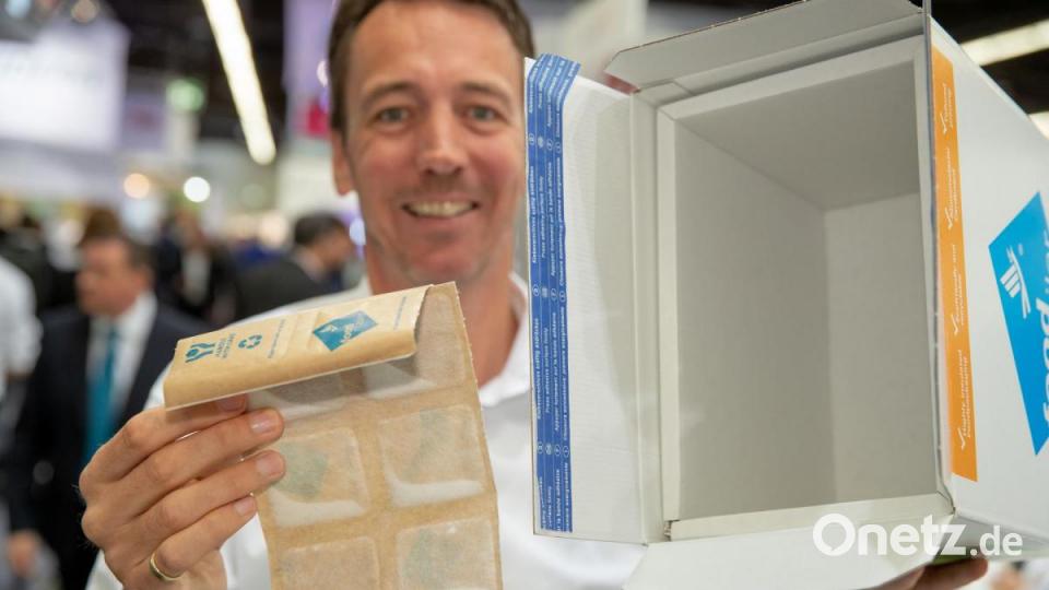 Stefan Lerchner, Geschäfstführer von Dinkhauser Kartonagen, präsentiert eine ökologische Kühltransportbox für Lebensmittel, welche komplett aus recycelbarem Papier besteht. Auch die Kühlakkus (links) sind aus Papier und mit lebensmittelfreundlichem Silikat gefüllt. Bild: Daniel Karmann/dpa
