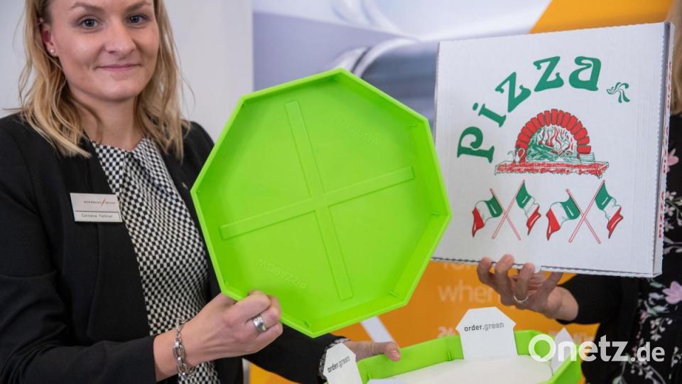 Cornelia Fehlner von der Nürnberg Messe präsentiert das &quot;Pizzabow&quot;. Ein Mehrwegsystem bestehend aus stapelbaren Kunststoffschalen, in denen sich ein Papptablett befindet. Der größte Teil der Pappe eines herkömmlichen Kartons wird somit überflüssig. Das Papptablett wird bei der Lieferung entnommen und behalten, die Schale wird wieder mitgenommen und wiederverwendet. Bild: Daniel Karmann/dpa