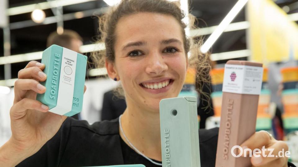 Produktdesignerin Jonna Breitenhuber präsentiert auf der FachPack 2019 eine Verpackung aus Seife. Während der flüssige Inhalt aufgebraucht wird, löst sich die Seifen-Verpackung langsam auf. Überreste können als Handseife weiter benutzt werden. Bild: Daniel Karmann/dpa